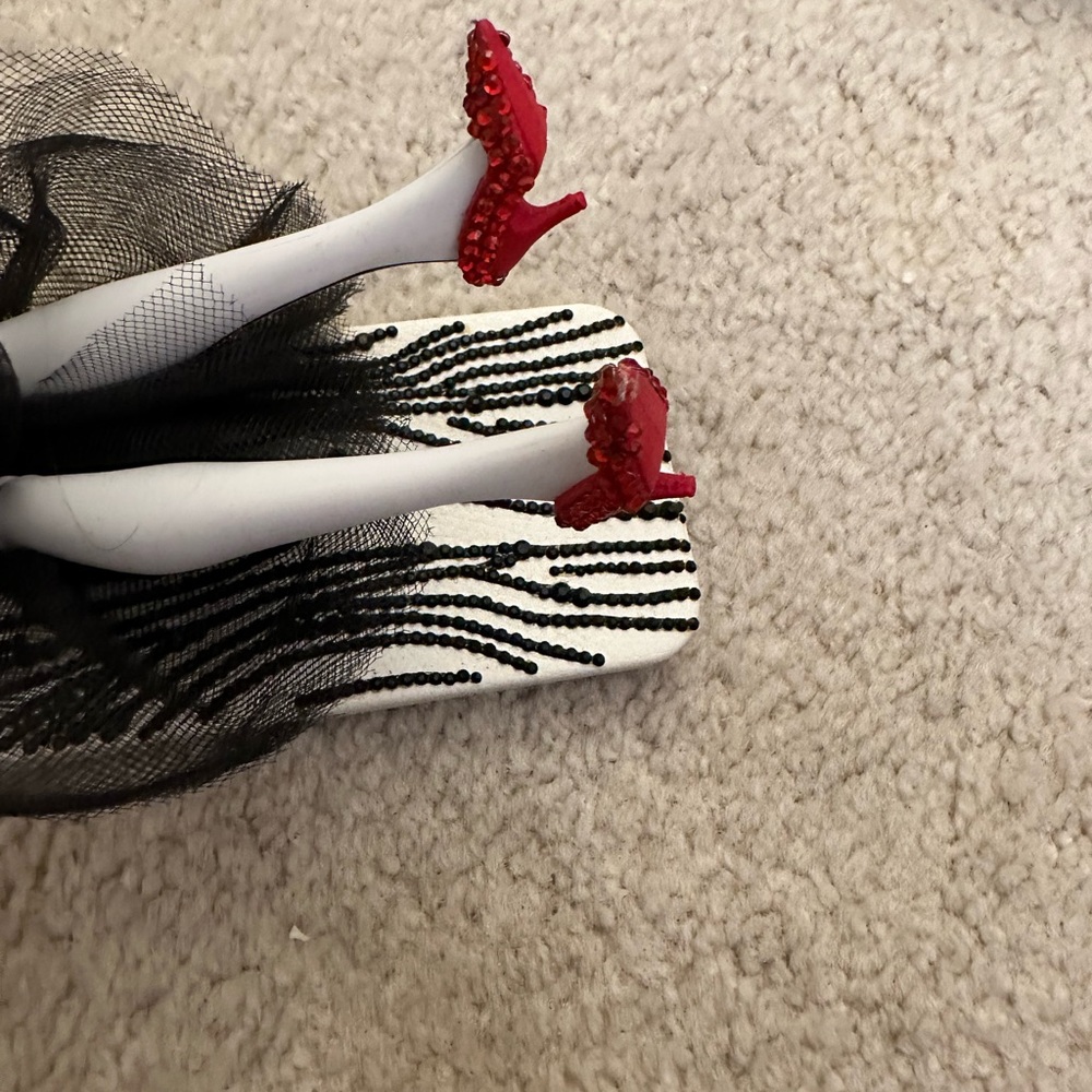 Alice and Olivia - Picture 11 of 12